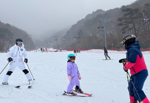 멘토스키스쿨 : 아빠와 함께해서 더 즐거웠던 무주 어린이 스키 가족강습